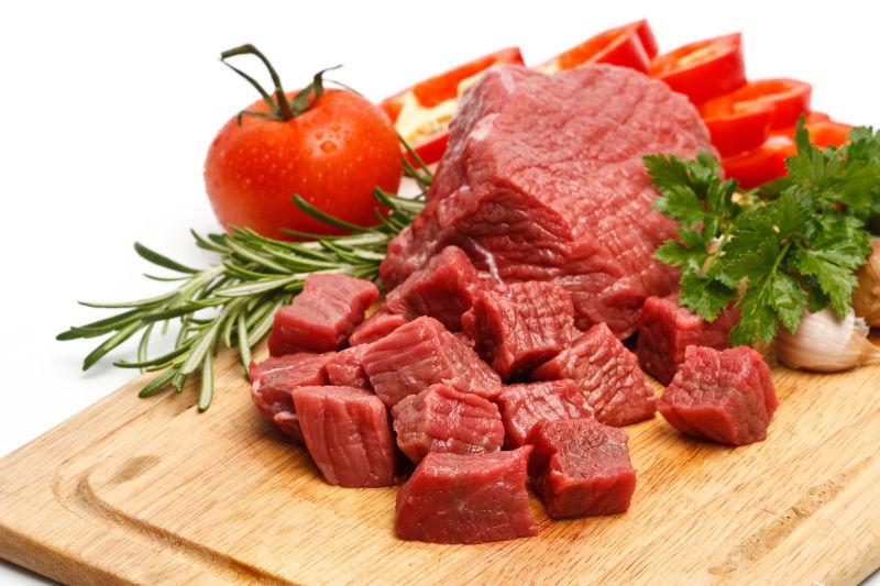 新鲜的生肉与蔬菜在木板上