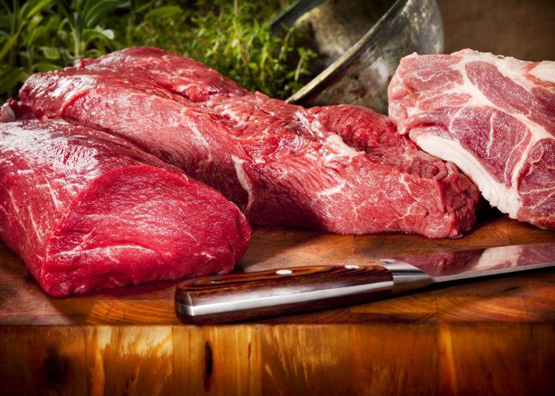 木板上的刀用来切生肉