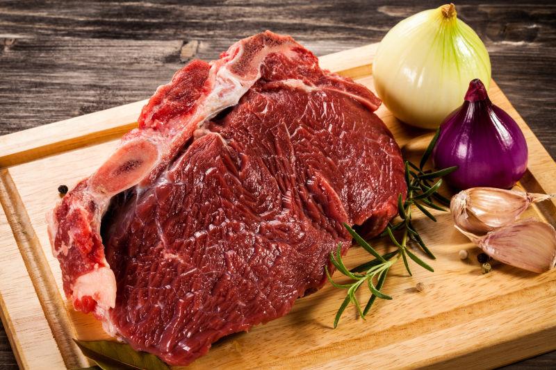 切菜板上的牛肉和蔬菜