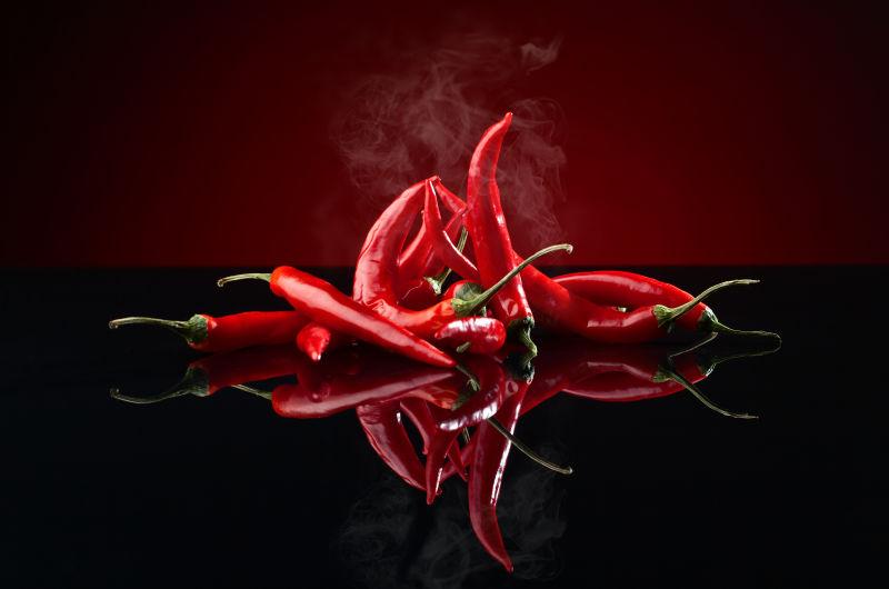 桌子上的红色朝天椒