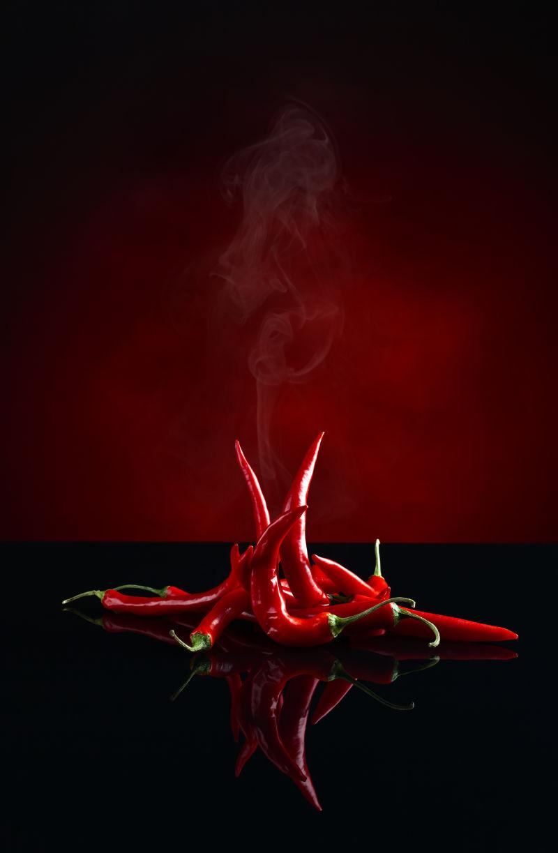 图片 创意图片 红色的辣椒在红色桌子上