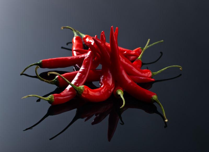 桌子上一堆红色辣椒