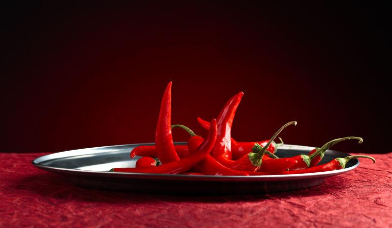 红色的辣椒在盘子里