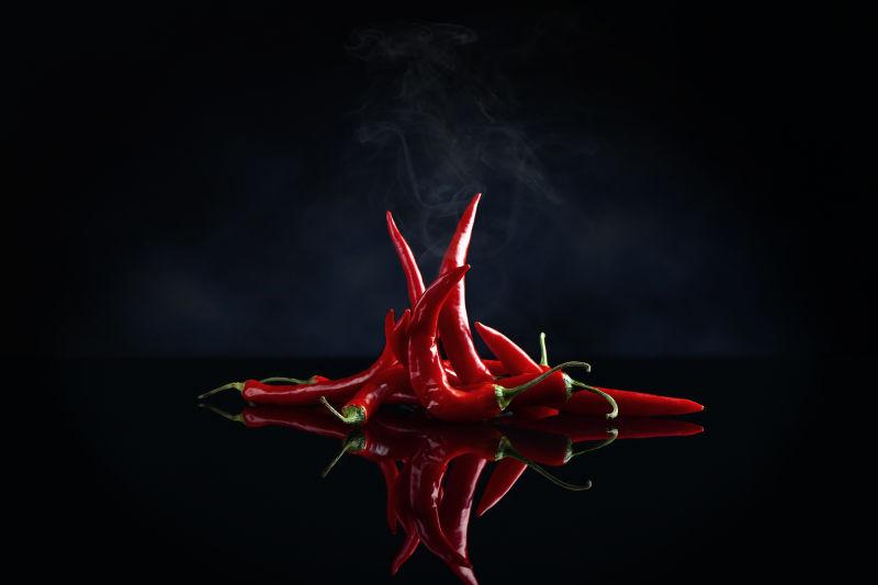 红色朝天椒在黑色背景里