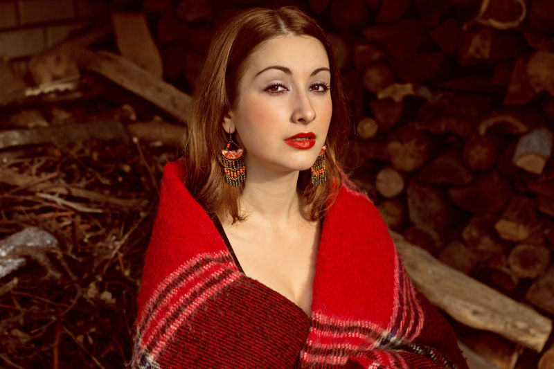 木柴房里的优雅少妇