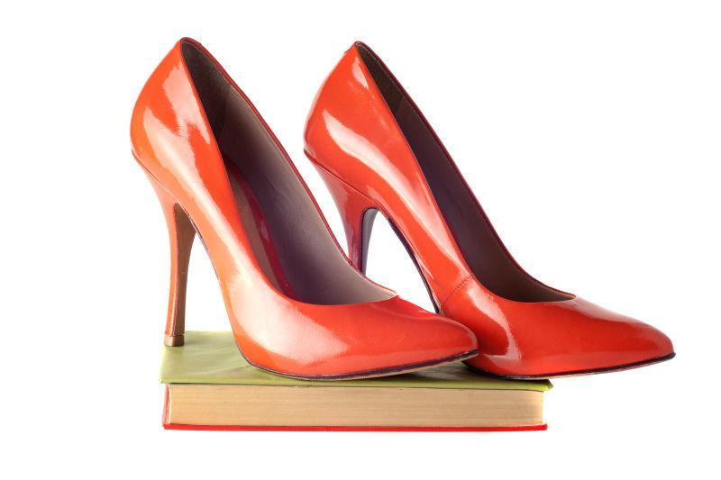 白色背景下的一双高跟鞋
