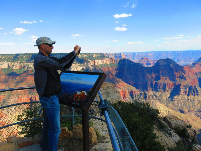 在大峡谷上眺望远方的男人