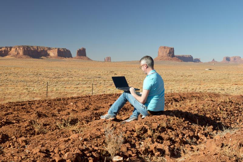 男子在大峡谷操作笔记本办公