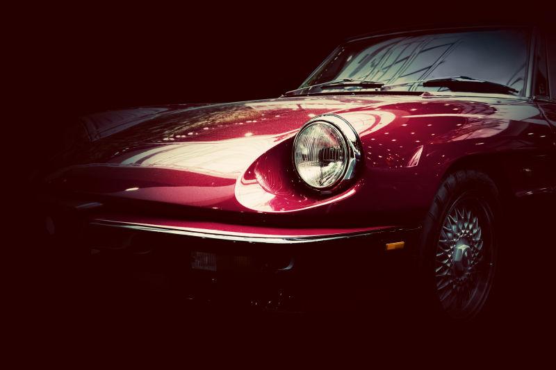 红色老式复古车