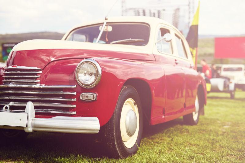 复古车停在草地上