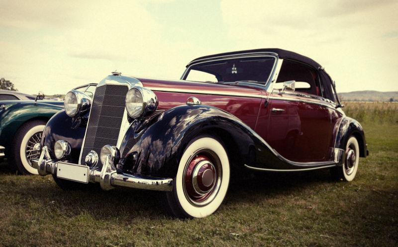 枣红色老式汽车