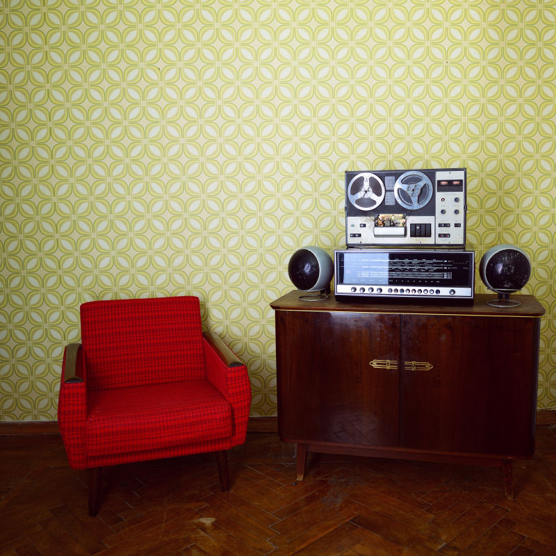 室内的旧式收音机和沙发