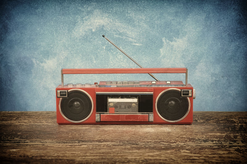 木桌上的旧式收音机