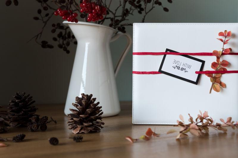 装饰室内的白色花瓶