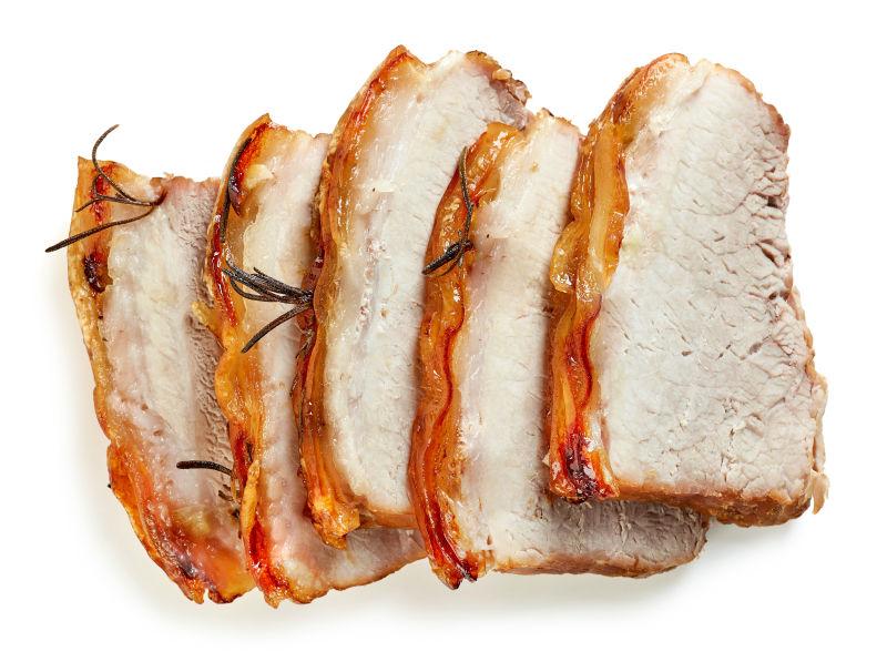 白色背景上烤猪肉片