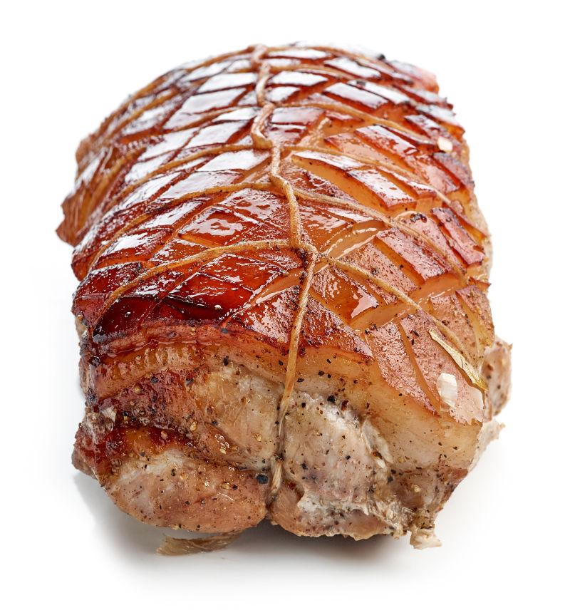 白色背景上的美味烤猪肉