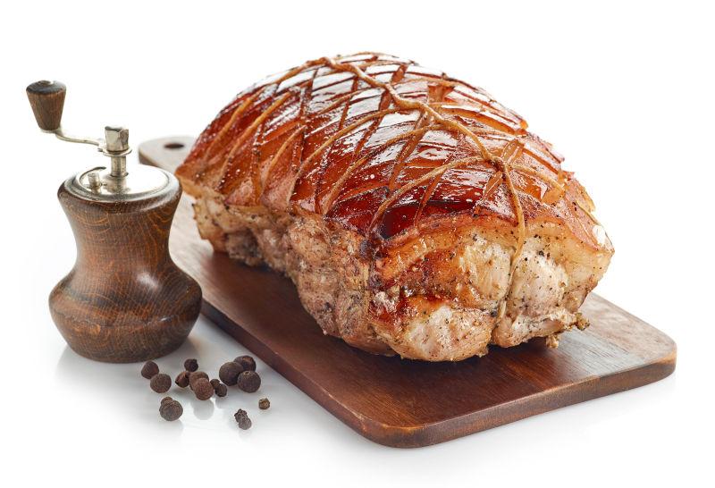 木质砧板上的一款猪肉