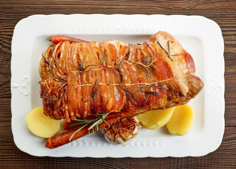 白色盘子里的猪肉片和蔬菜