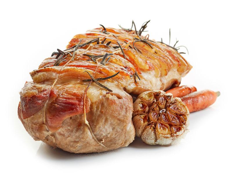 白色背景上的烤猪肉和蔬菜