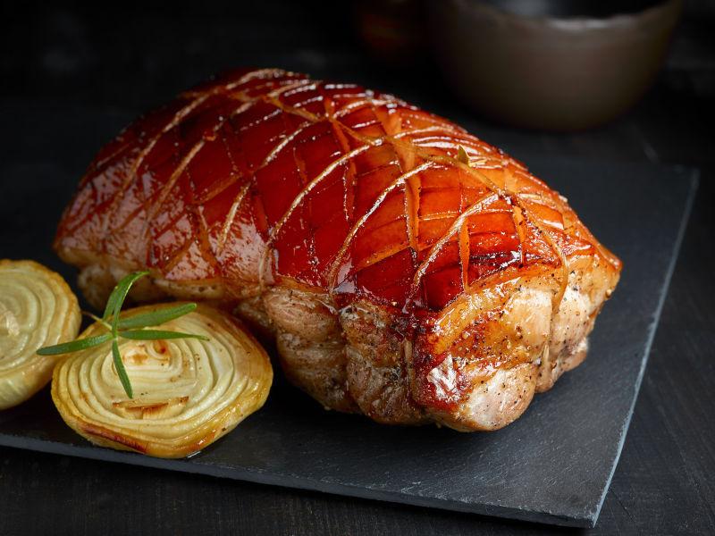 黑石板上的美味猪肉