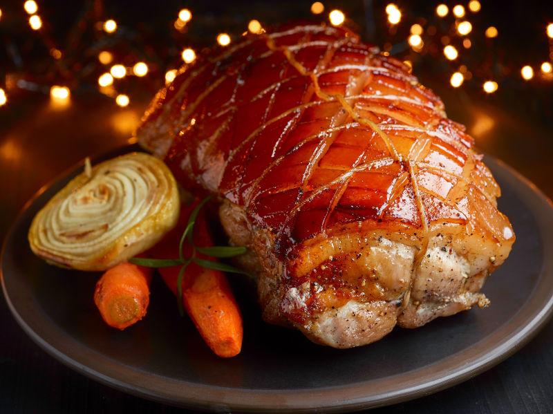 黑色盘子里的烤猪肉