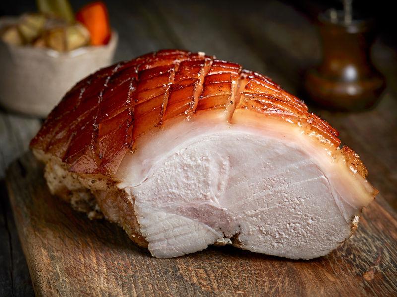 切开的烤猪肉放在砧板上