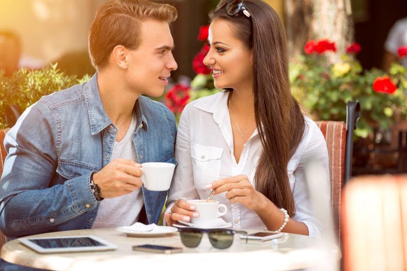 在咖啡馆幸福约会的情侣