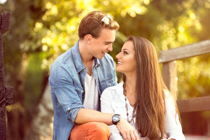 在公园里的幸福约会的小情侣