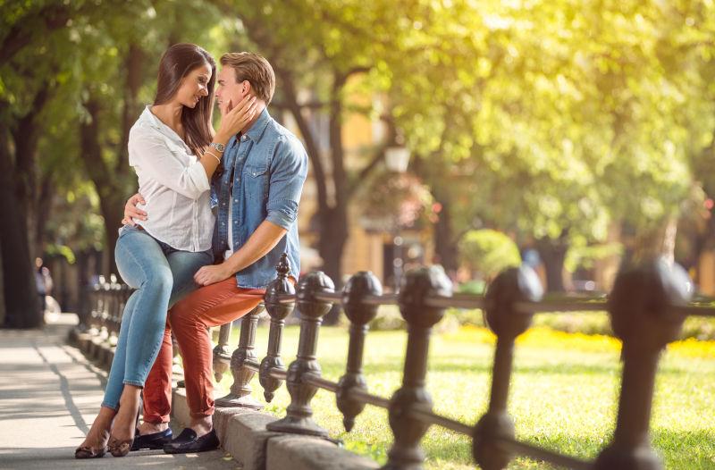 街头幸福的年轻情侣