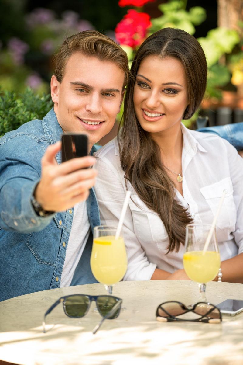 街头幸福自拍的情侣