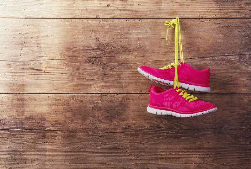 木质板上的粉红色运动鞋