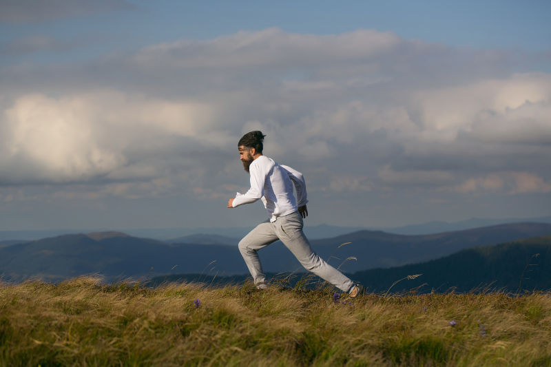 在山顶上奔跑的人