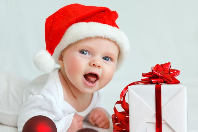 带圣诞老人帽子的婴儿