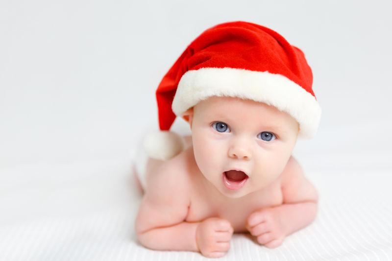 戴圣诞帽的小婴儿