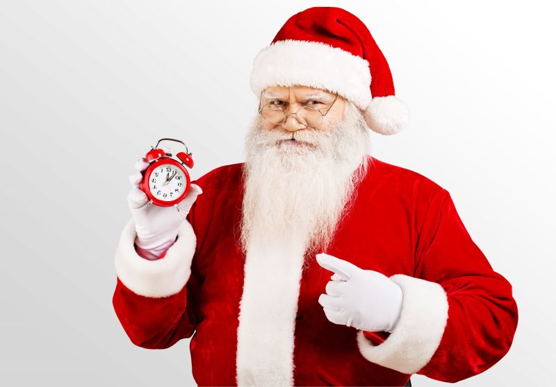 圣诞老人手指着闹钟