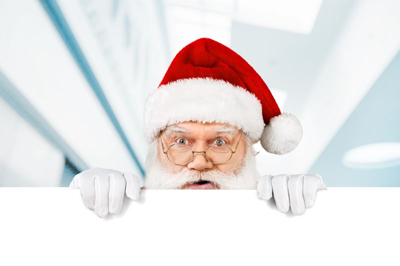 圣诞老人躲在墙的后头