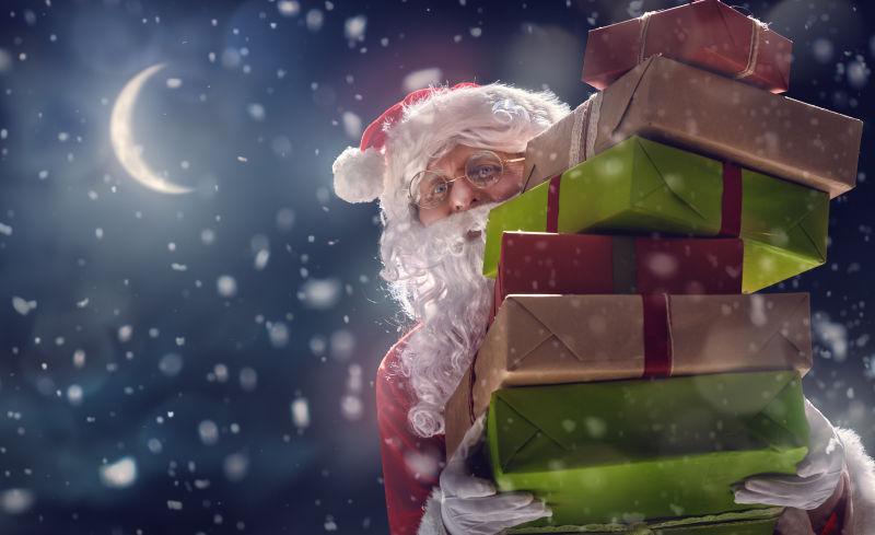 夜晚雪中圣诞老人带来了很多礼物