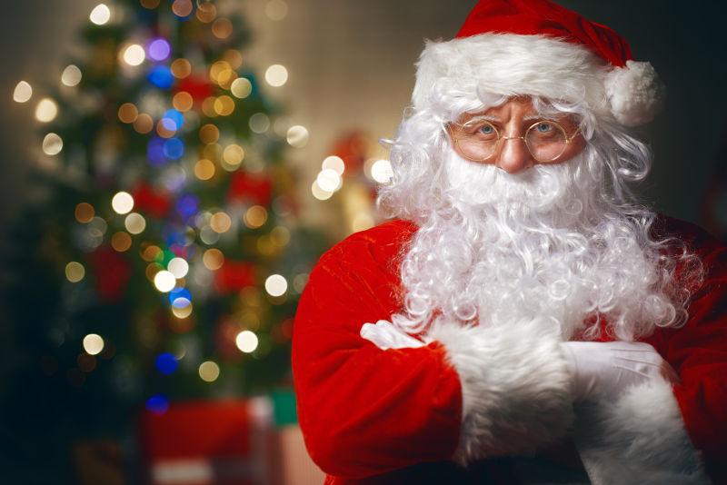 圣诞树背景的滑稽圣诞老人