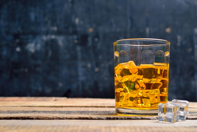 一杯威士忌酒