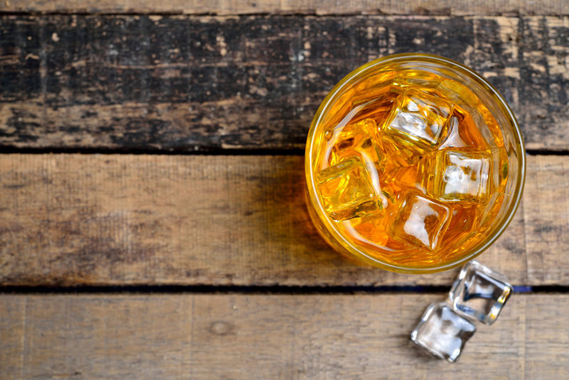 一杯加入冰块的威士忌