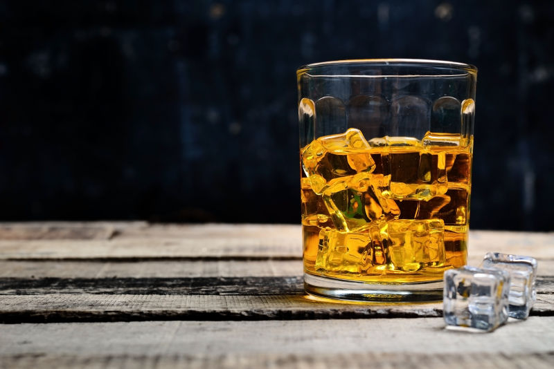 一杯加冰的苏格兰威士忌酒