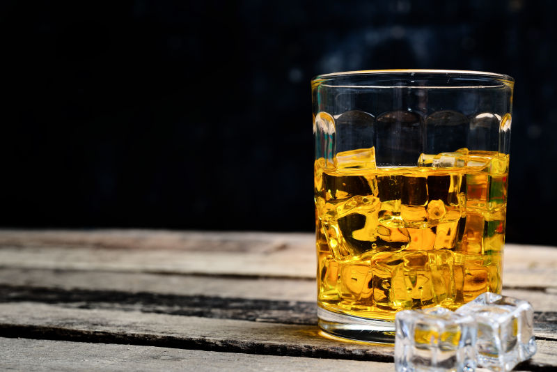 一杯加入少许冰块的威士忌