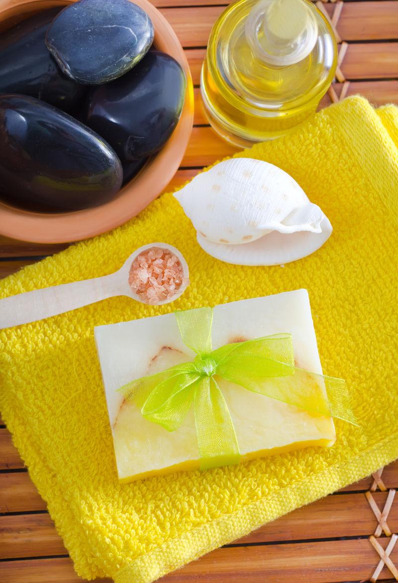 温泉spa的肥皂蜡烛和芳香油