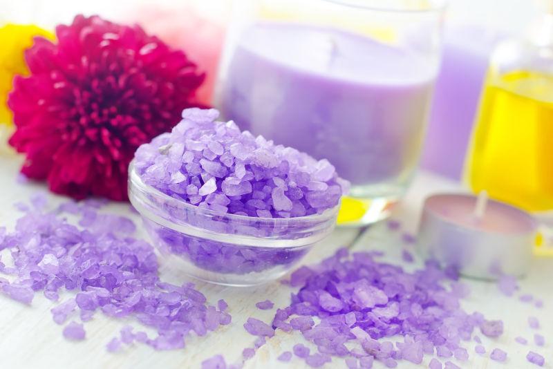 白色背景下的紫砂水疗海盐和蜡烛