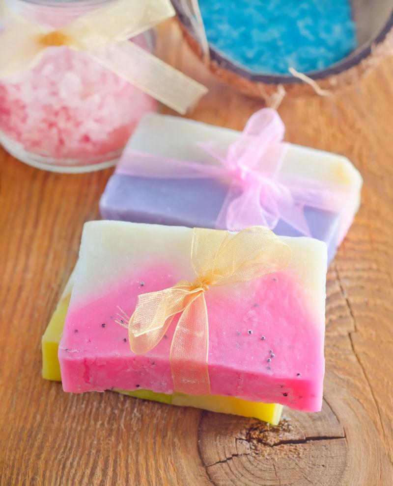 木桌上的肥皂和浴盐