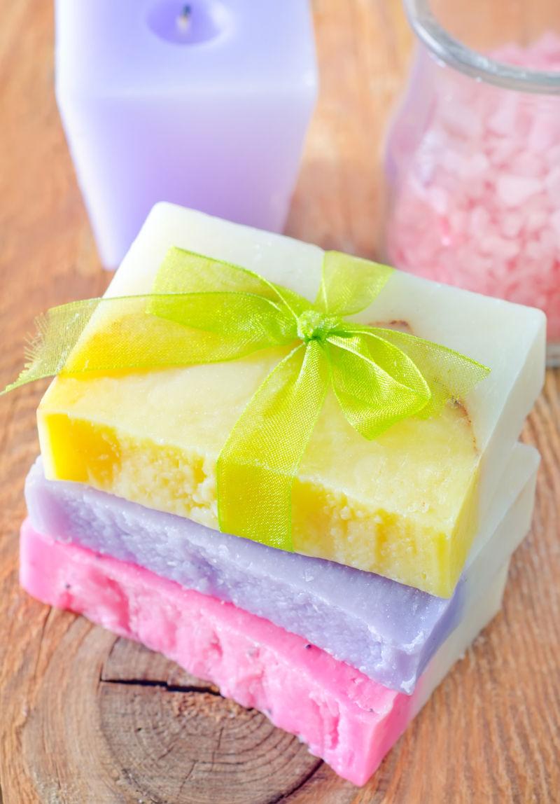 泡温泉的肥皂蜡烛和浴盐