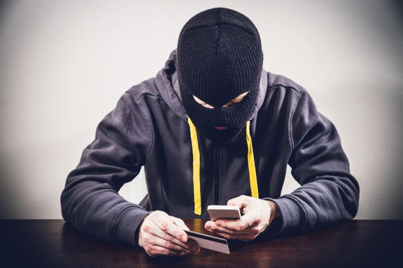 戴着头套偷窃银行卡和手机信息