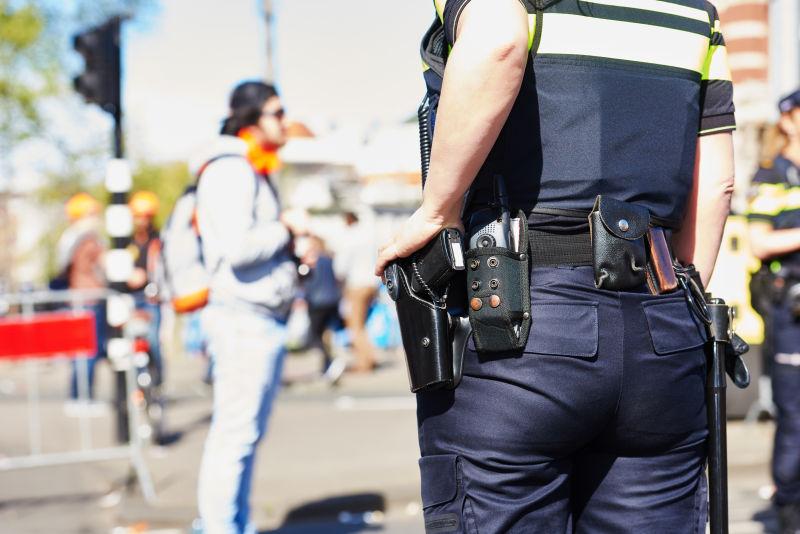 街头带枪的警察