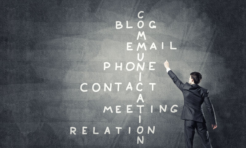 黑板下穿着西服的讲师