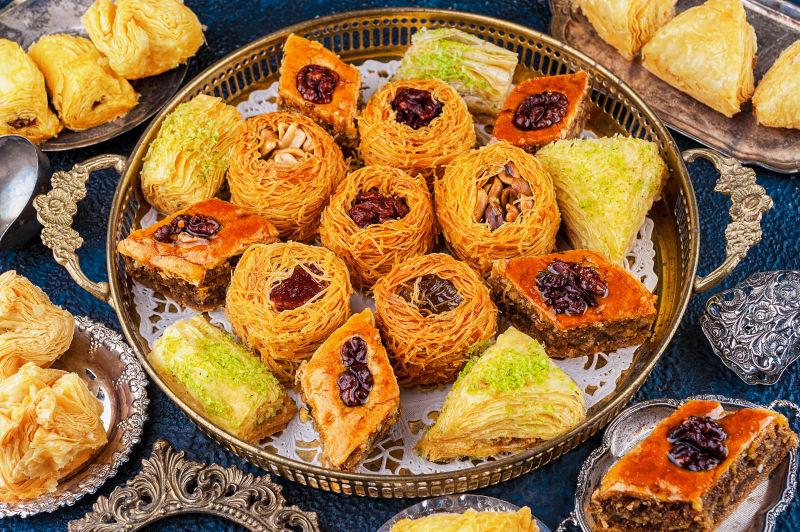 圆盘里的糖果甜点